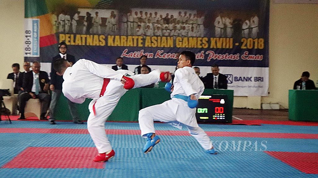 Iwan Bidu Sirait  (kanan), karateka peraih medali emas kumite kelas -60 kg SEA Games 2017, menghindari tendangan samping karateka Ari Saputra pada seleksi pelatnas Asian Games 2018 di Aula Dojo Judo, Lembah Hijau, Ciloto, Jawa Barat, Sabtu (10/3). Iwan menang 3-0 atas Ari.