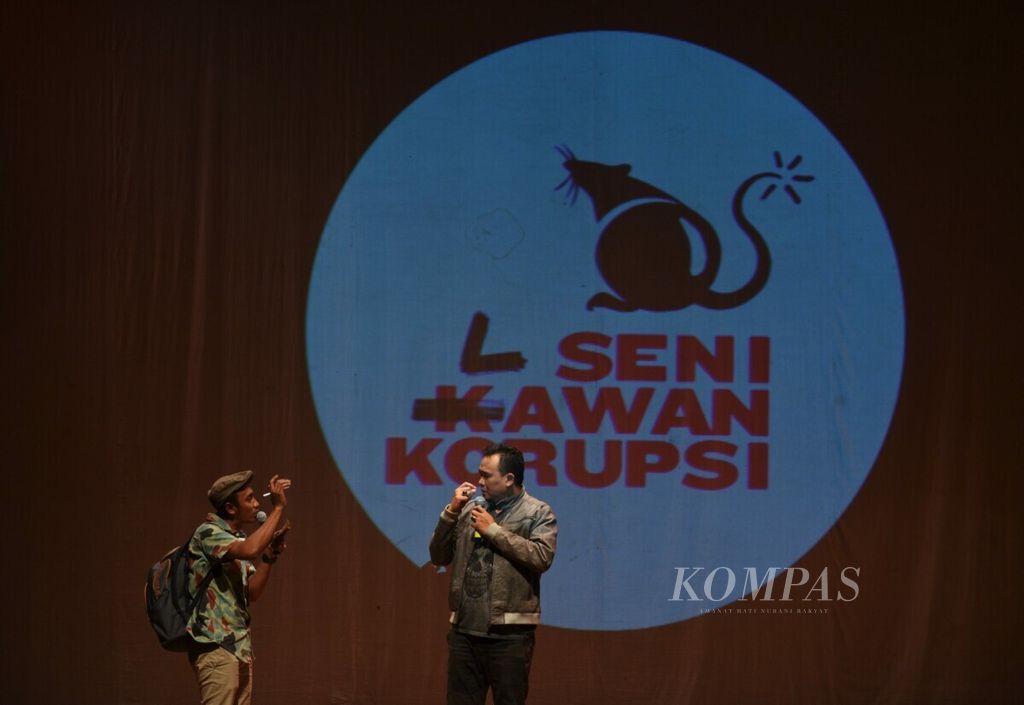 Komedian Insan Nur Akbar dan Cak Lontong (kanan) tampil dalam pertunjukan Seni Lawan Korupsi di Taman Ismail Marzuki, Jakarta, Kamis (5/3/2015). Pertunjukan ini merupakan bentuk ekspresi dan perlawanan seniman terhadap kuasa dan tangan-tangan korupsi.