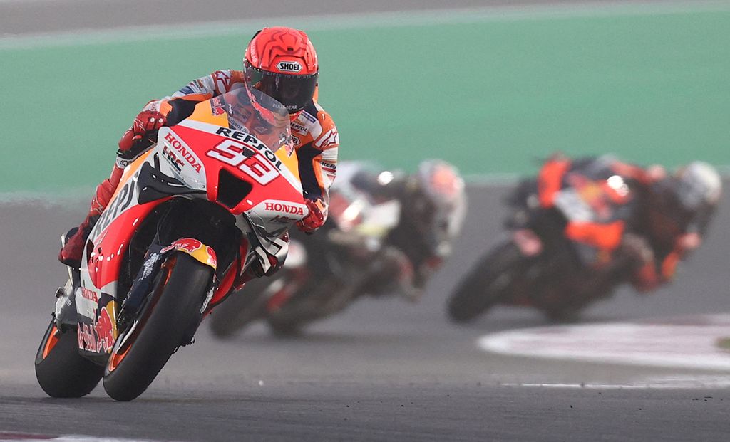 Pebalap tim Repsol Honda Marc Marquez memacu motornya dalam sesi latihan bebas keempat MotoGP Seri Qatar di Sirkuit Internasional Lusail, Doha, Qatar, Sabtu (5/3/2022).
