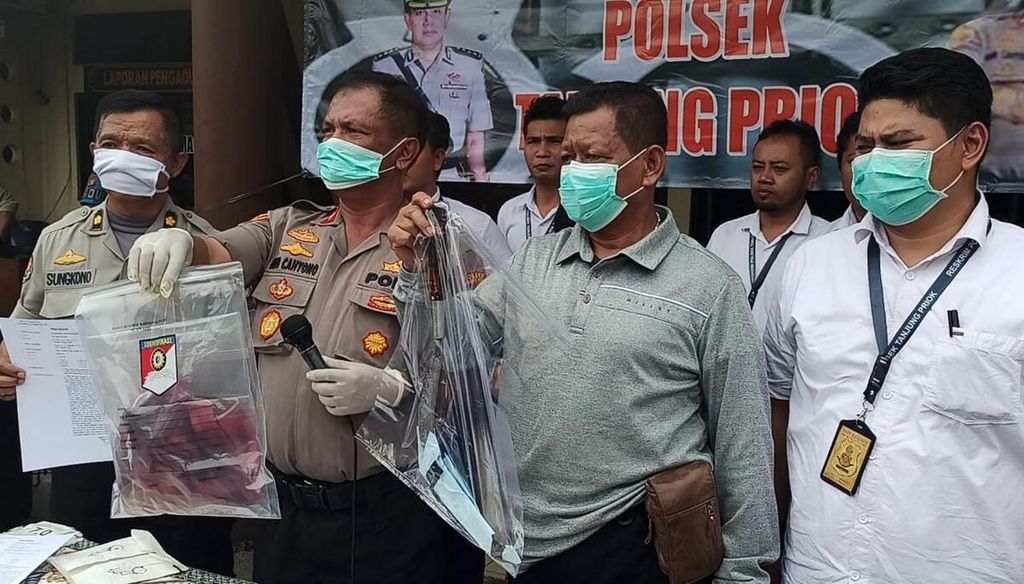 Polisi menunjukkan alat bukti yang digunakan para pelajar untuk tawuran di Tanjung Priok, Jakarta Utara, Senin (23/3/2020). Tawuran antarpelajar itu menelan korban jiwa.