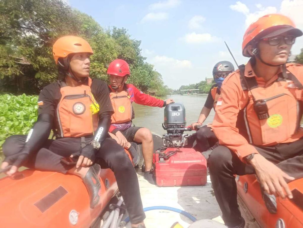 Tim SAR terpadu menyusur sungai mencari dua penumpang perahu tambangan atau penyeberangan di Desa Maduretno, Taman, Sidoarjo, Jatim, Jumat (19/4/2024) 