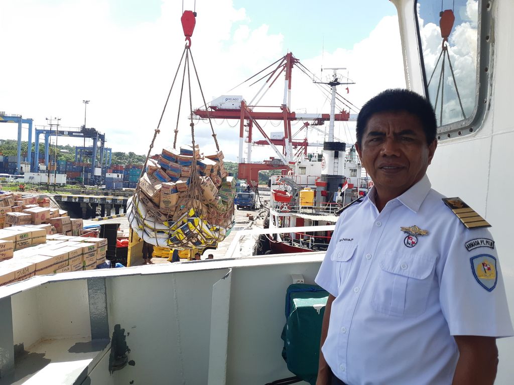 Petrus Parapaga, nakhoda kapal perintis KM Sabuk Nusantara 67, di Pelabuhan Tanau, Kota Kupang, Nusa Tenggara Timur, Jumat (16/12/2022).  