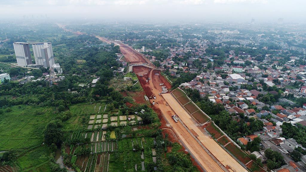 Construction is ongoing on the Cinere-Serpong toll road in Jombang, South Tangerang, Banten, on Sunday (1/4). The 10.14-kilometer toll road is part of the Jakarta Outer Ring Road II, which includes Soekarno Hatta-Kunciran-Serpong-Cinere-Jagorawi-Cibitung-Cilincing-Tanjung Priok Port.