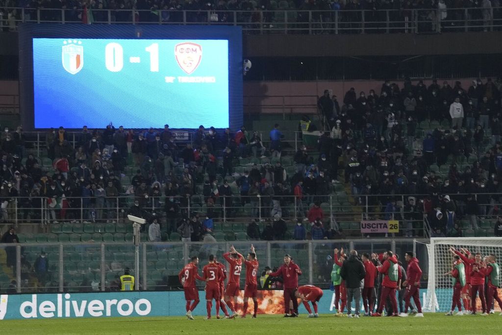 Skor akhir pertandingan playoff kualifikasi Piala Dunia 2022 antara Italia melawan Macedonia Utara terpampang di layar raksasa Stadion Renzo Barbera, di Palermo, Italia, Jumat (25/3/2022) dini hari WIB. Makedonia Utara akan menghadapi Portugal untuk memperebutkan satu tempat di Piala Dunia 2022 Qatar setelah Portugal mengalahkan Turki 3-1.