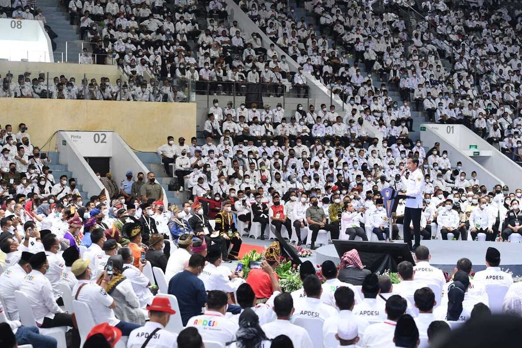 Presiden Joko Widodo memberikan sambutan di Silaturahmi Nasional Asosiasi Pemerintah Desa Seluruh Indonesia (Apdesi) di Istora Senayan, Jakarta, Selasa (29/3/2022). 