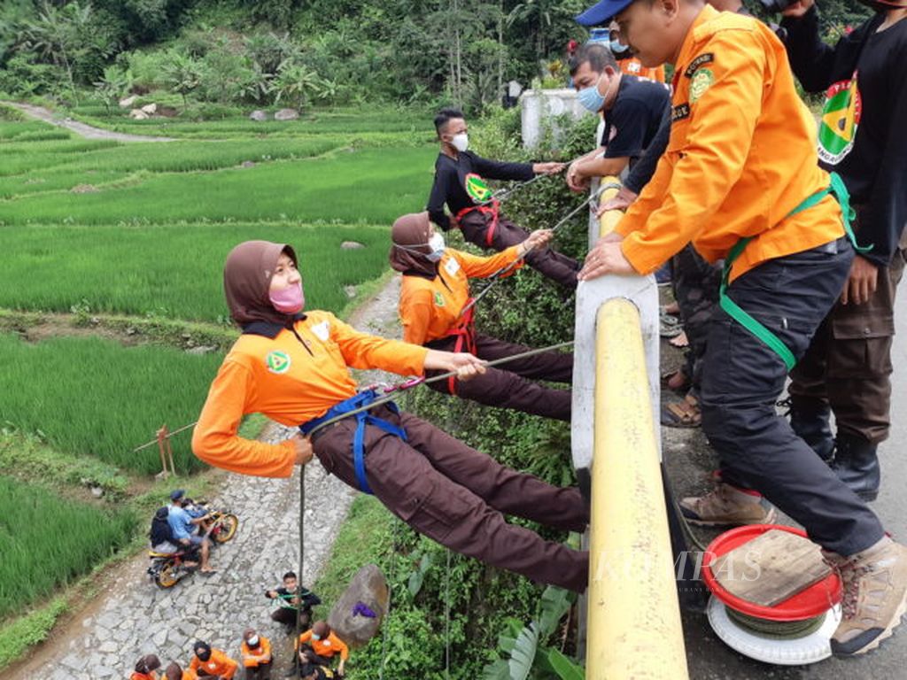 Anggota Pramuka Peduli Kwartir Cabang Banyumas bersiap menuruni jembatan dengan tali-temali di Jembatan Sokaciri di Desa Baseh, Kecamatan Kedungbanteng, Kabupaten Banyumas, Jawa Tengah, Jumat (1/1/2021).