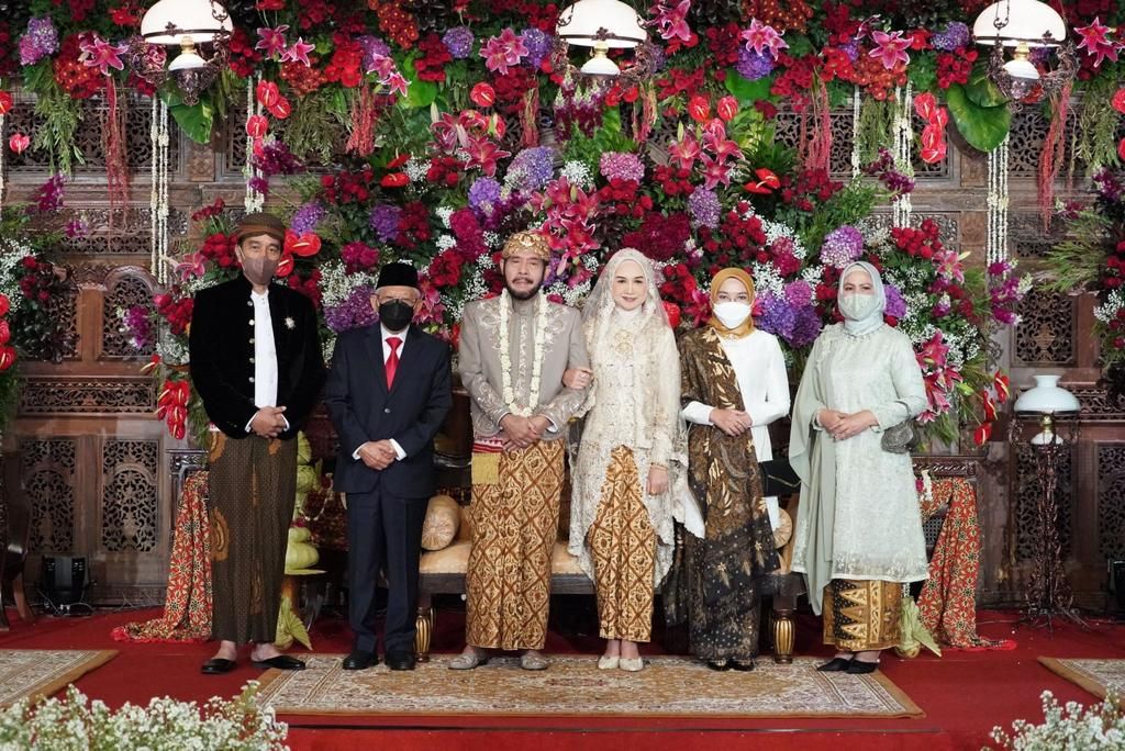 Presiden Joko Widodo menjadi wali dalam akad nikah adiknya, Idayati, dengan Anwar Usman, Ketua Mahkamah Konstitusi, di Gedung Graha Saba Buana, Surakarta, Kamis (26/5/2022). Wakil Presiden Maruf Amin dan Nyonya Wury ikut hadir. Wapres Amin bersama Panglima TNI Jenderal Andika Perkasa juga menjadi saksi dalam akad nikah.