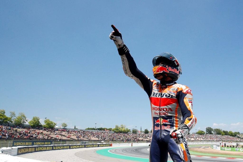 Pebalap Repsol Honda, Marc Marquez, melakukan selebrasi setelah menjuarai balapan MotoGP seri Catalunya di Sirkuit Barcelona, Catalunya, Spanyol, 16 Juni 2019. 