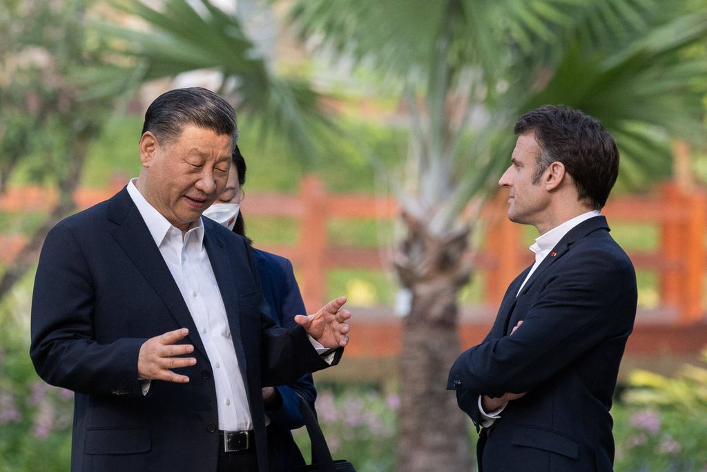 Presiden China Xi Jinping menjamu Presiden Perancis Emmanuel Macron di rumah dinas Gubernur Guandong, China, Jumat (7/4/2023). 