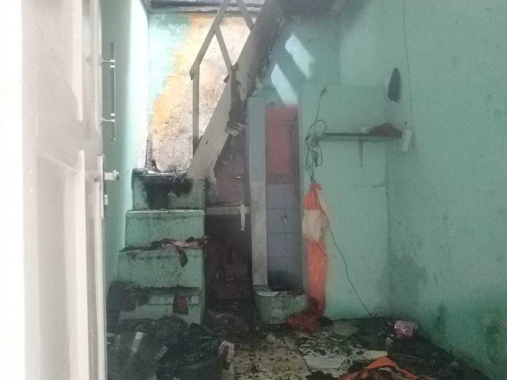 Kondisi lantai satu rumah yang turut terbakar di kompleks padat penduduk di Kramat Pulo, Senen, Jakarta Pusat, Senin (16/1/2023).
