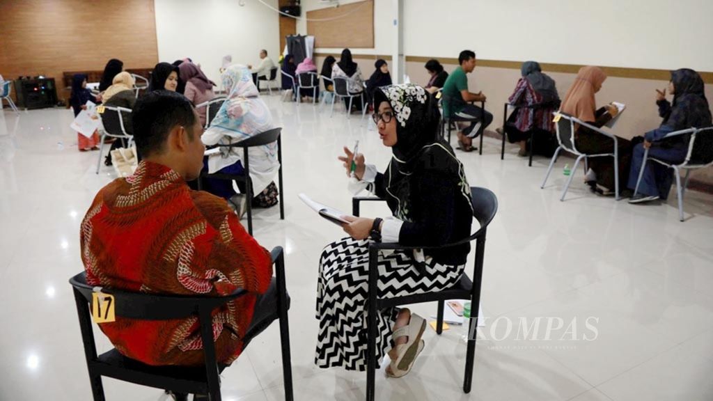 Sejumlah warga mengikuti konseling dan psikoterapi yang diselenggarakan Yayasan Sahabatku di sebuah tempat pertemuan di kawasan Sukmajaya, Depok, Jawa Barat, Jumat (28/9/2018). 