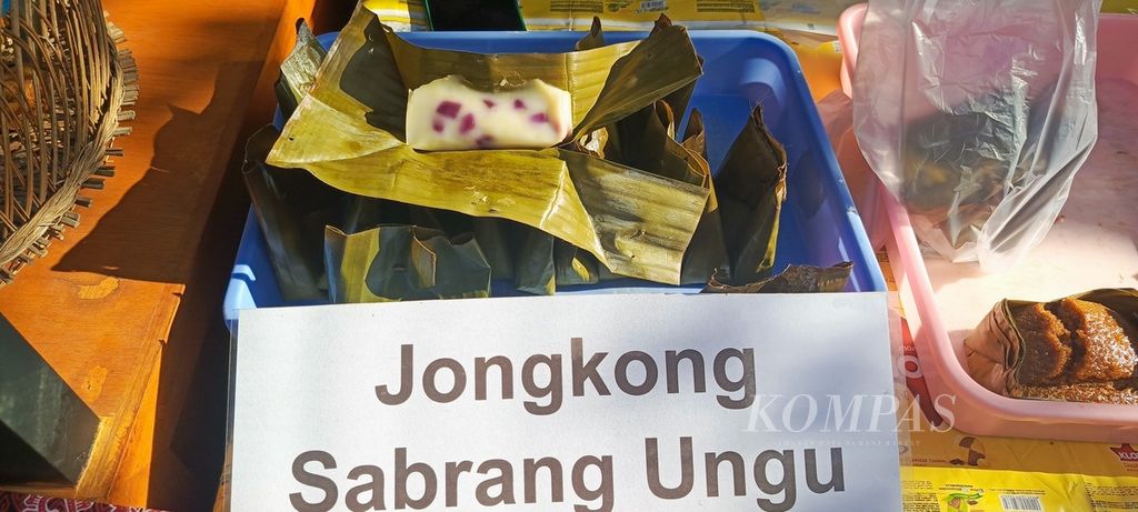 Jongkong sabrang ungu, salah satu jajanan khas Osing dijual di pasar jajanan Kampung Osing, Desa Kemiren, Banyuwangi, Jatim, Minggu (19/11/2023).