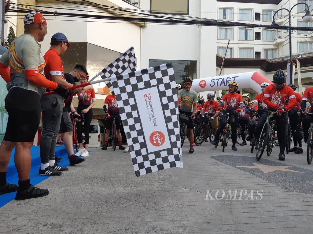 Sebanyak 95 pesepeda dilepas di garis start untuk menyusuri rute Balikpapan-IKN di Kota Balikpapan, Kalimantan Timur, Sabtu (10/12/2022).