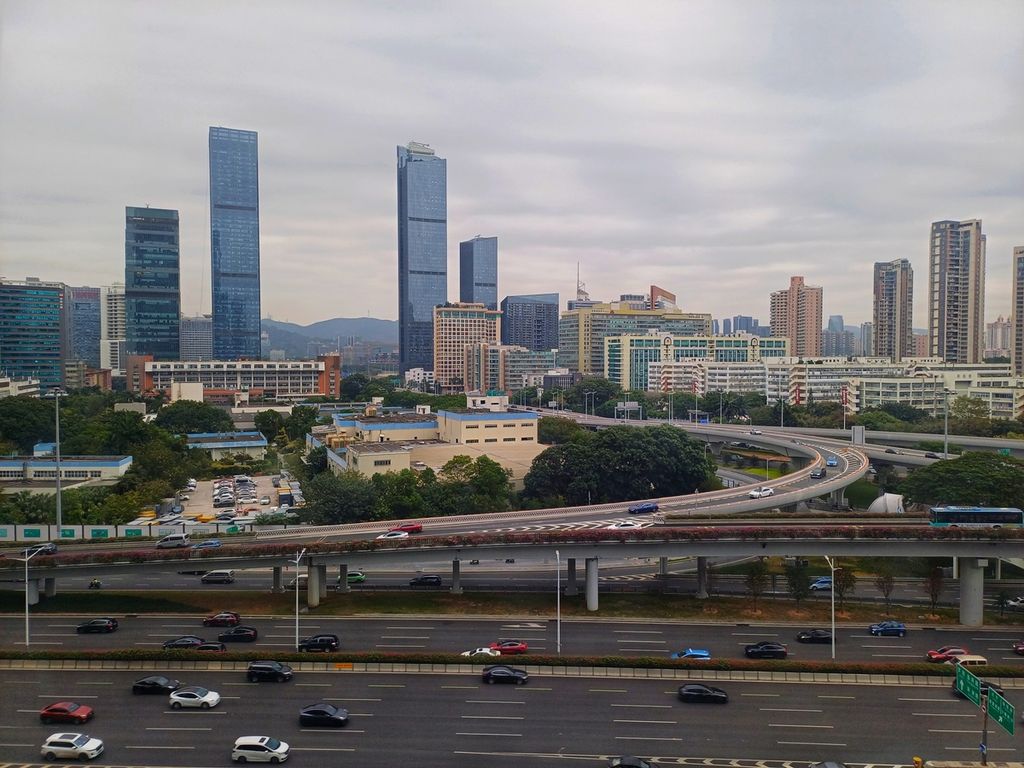 Pemandangan gedung dan jalan dari ketinggian di Shenzhen, Provinsi Guangdong, China, Kamis (21/12/2023).
