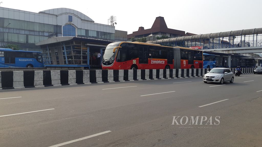 Penumpang menunggu bus Transjakarta di Halte Harmoni, Jakarta Pusat, Senin (14/9/2020). Ada kekhawatiran terpapar Covid-19 selama bertransportasi karena sulit menerapkan protokol kesehatan seperti jaga jarak.