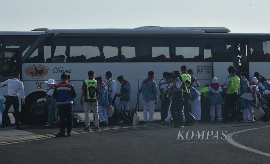 Calon jemaah haji kloter 1 Jawa Timur yang akan menuju tanah suci turun dari bus dan langsung menuju pesawat terbang di Terminal 2 Bandara Juanda Surabaya di Sidoarjo, Jawa Timur, Sabtu (4/6/2022). 