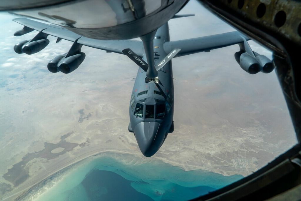 Pesawat pengebom  B-52H Stratofortress  milik Amerika Serikat tengah mengisi ulang bahan bakar sembari terbang di lokasi yang tidak disebut pada Desember 2020. Pada Oktober 2022, AS mengumumkan sebagian pesawat yang bisa mengangkut bom nuklir itu akan ditempatkan di Australia