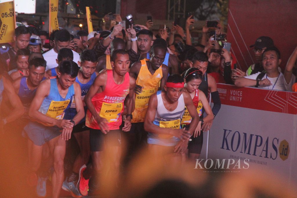 Sejumlah pelari elite nasional, seperti Agus Prayogo dan Hamdan Sayuti, mulai berlari saat mengikuti lomba kategori maraton Borobudur Marathon 2023 Powered by Bank Jateng, Minggu (19/11/2023) pagi, di kawasan Taman Lumbini, kompleks Candi Borobudur, Kabupaten Magelang, Jawa Tengah.