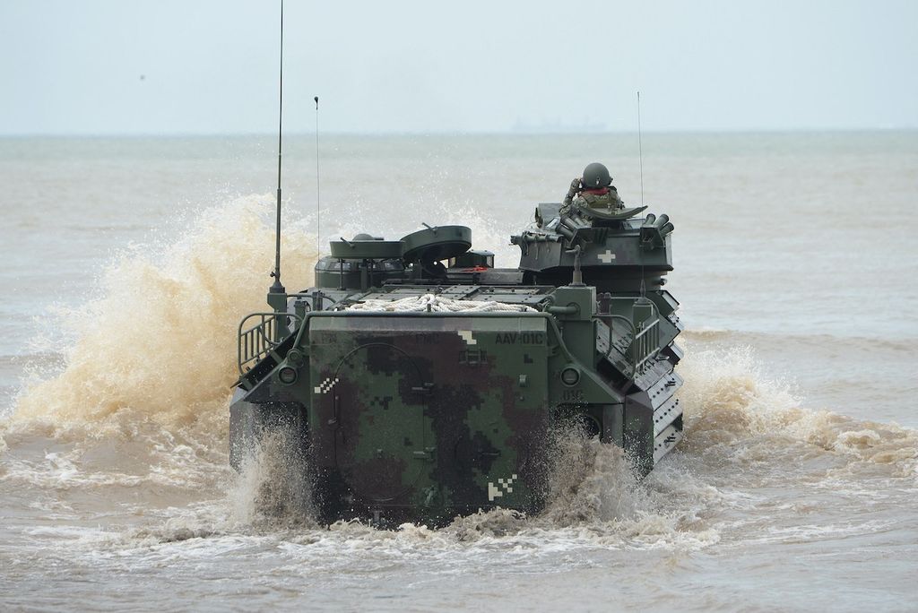 <i>Amphibious assault vehicle</i> (AAV) yang baru diperoleh marinir Filipina bermanuver di laut lepas selama latihan pendaratan amfibi di pantai yang menghadap Laut China Selatan di Subic Freeport di kota Subic, utara Manila, 21 September 2019.