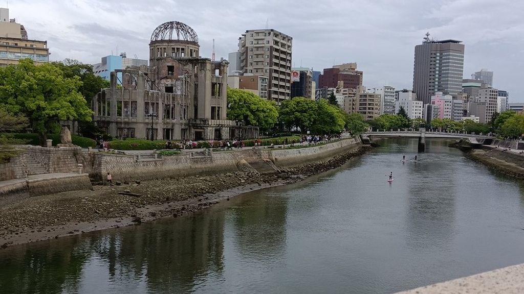 Foto Kubah Bom Atom Hirosima dari seberang Sungai Motoyasu