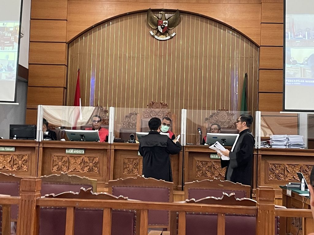 Tim penasihat hukum Ferdy Sambo dan Putri Candrawathi menyerahkan 35 bukti kepada ketua majelis hakim, Wahyu Iman Santoso, dalam sidang pembunuhan berencana Brigadir J atau Nofriansyah Yosua Hutabarat, Kamis (29/12/2022), di Pengadilan Negeri Jakarta Selatan.