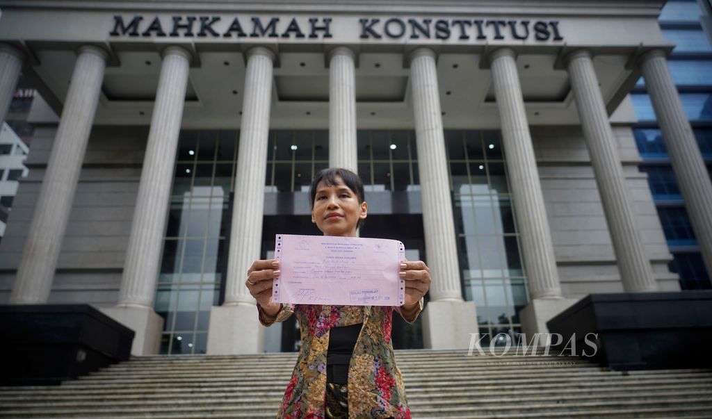 Sastrawati Ayu Utami menunjukkan bukti penyerahan surat <i>amicus curiae</i> para seniman dan budayawan di Mahkamah Konstitusi, Jakarta, Senin (1/4/2024).