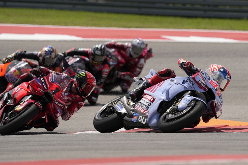 Gresini team racer, Marc Marquez (right), briefly led the race in the MotoGP United States series at the Circuit of the Americas (COTA), Austin, Texas, early Monday morning (15/4/2024) local time. However, Marquez fell and failed to continue the race.