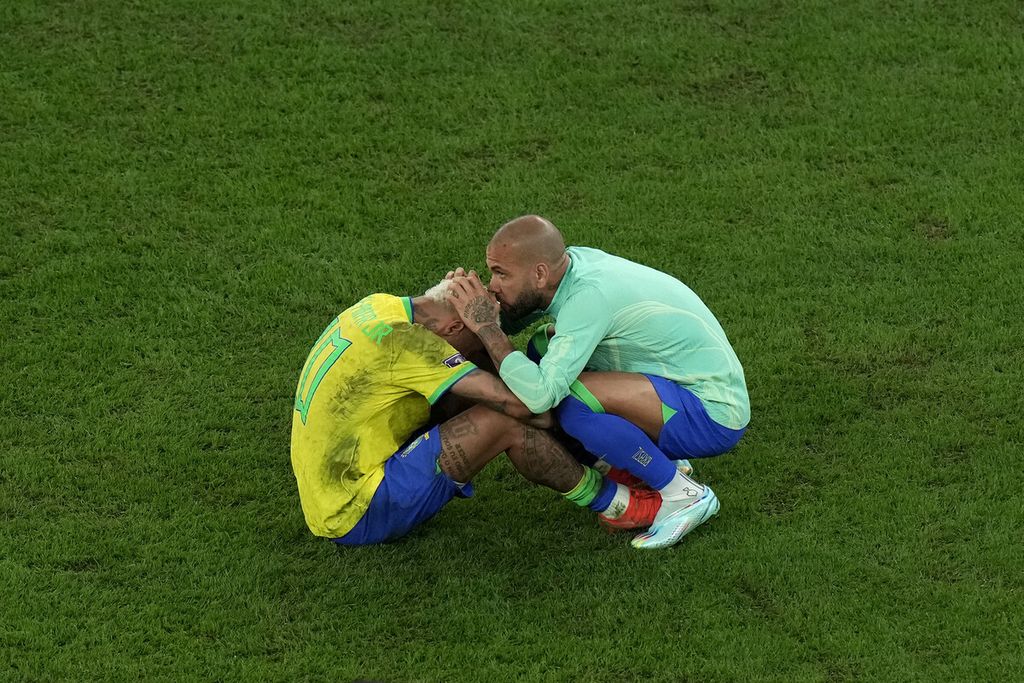 Neymar (kiri) dihibur oleh rekan setimnya setelah kekalahan Brasil dalam pertandingan sepak bola perempat final Piala Dunia melawan Kroasia di Stadion Education City, Al Rayyan, Qatar, Jumat (9/12/2022). 