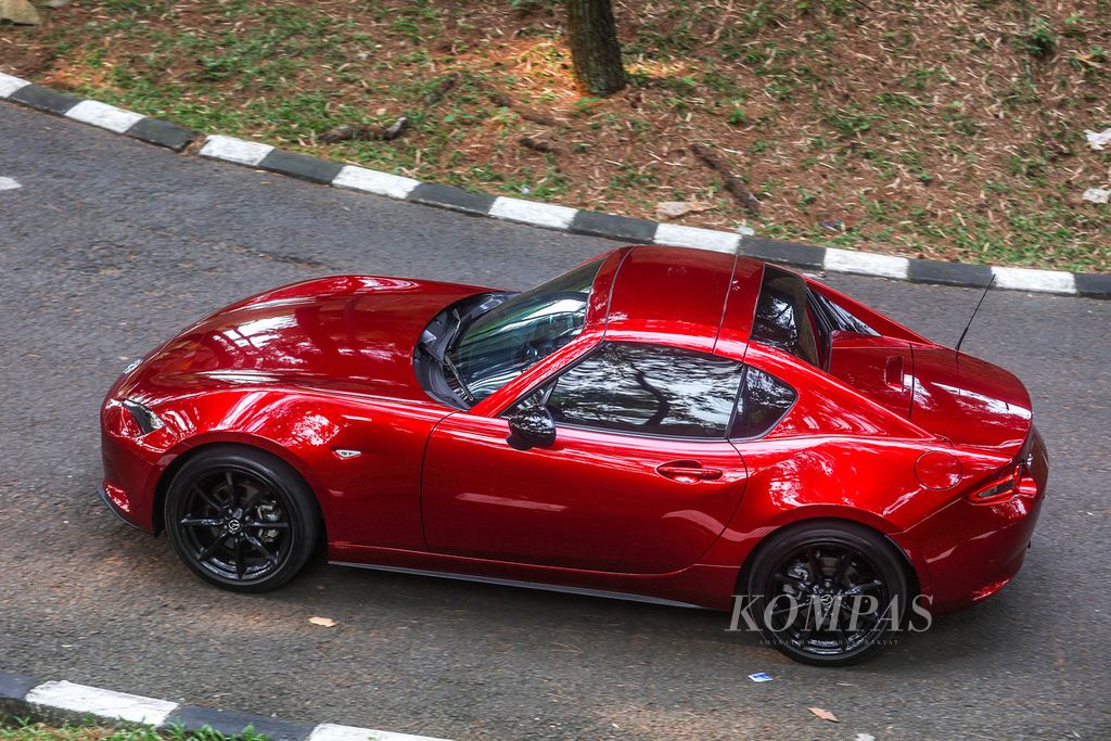 Mazda MX-5 RF saat diuji di kawasan Pondok Cabe, Tangerang Selatan, Banten, Minggu (11/8/2024).