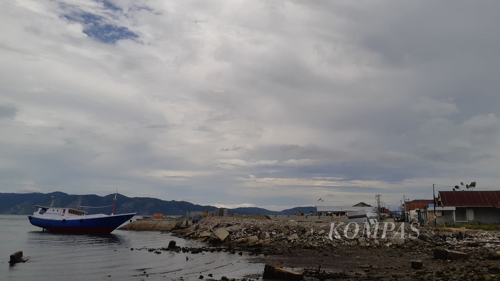 Tampak pengerjaan perbaikan Pelabuhan Wani di Teluk Palu, Kabupaten Donggala, Sulawesi Tengah, Rabu (6/7/2022). Pelabuhan tersebut rusak dihantam tsunami pada 28 September 2018. Perbaikan ditargetkan selesai pada 2023. Pelabuhan Wani selama ini menjadi titik pengangkutan hortikultura dari Sulteng ke sejumlah tempat di Kalimantan.