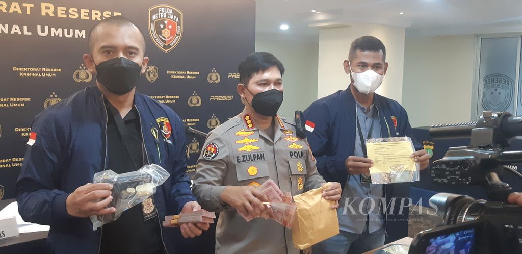 Polisi menunjukkan barang bukti kasus pemerasan, dalam rilis di Polda Metro Jaya, Jakarta, Kamis (8/9/2022).