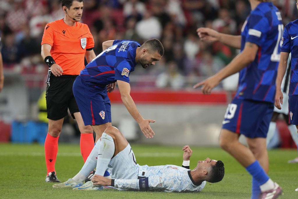 Pemain Portugal, Cristiano Ronaldo, tergeletak di lapangan setelah ditekel pemain Kroasia pada Liga Nasional Eropa melawan Kroasia di Lisabon, Jumat (6/9/2024). 