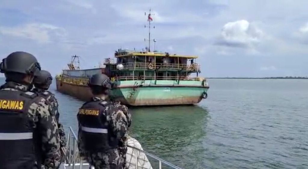 Petugas di Kapal Pengawas Perikanan Hiu 01 saat menyetop operasionalisasi kapal petambang pasir laut di perairan Pulau Rupat, Kabupaten Bengkalis, Minggu (13/2/2022).