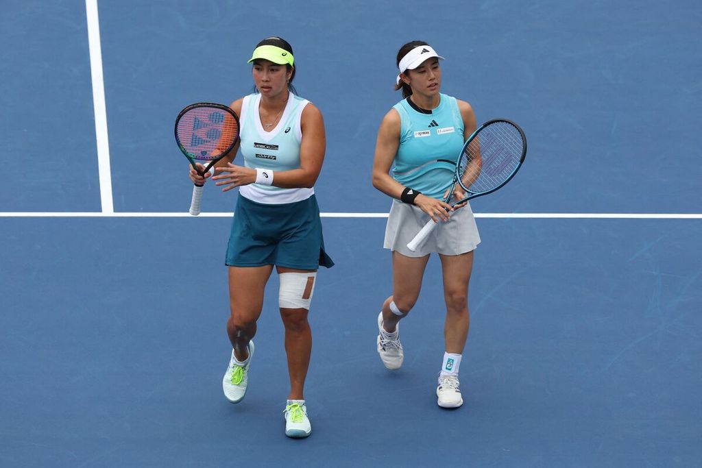 Miyu Kato (kanan) dan Aldila Sutjiadi berlaga melawan Victoria Azarenka/Beatriz Haddad Maia pada laga babak ketiga Grand Slam AS Terbuka di Pusat Tenis Nasional Billie Jean King, New York, Selasa (5/9/2023) dini hari WIB.