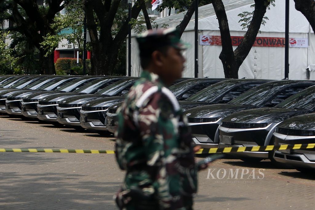 Deretan mobil listrik yang akan digunakan para delegasi peserta KTT Ke-43 ASEAN terparkir di Parkir Timur, Gelora Bung Karno, Senayan, Jakarta, Senin (28/8/2023). 