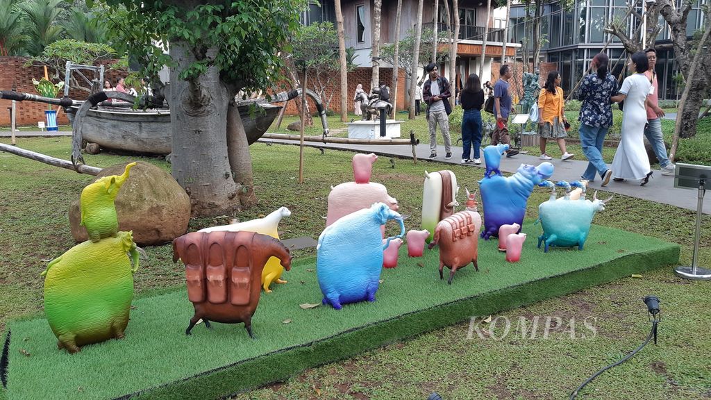 Patung dunia hewan dengan bentuk yang dipipihkan karya Sumbul Pranov diberi judul ”Vacation Edition” ditampilkan di pameran Art Jakarta Gardens di Hutan Kota by Plataran, Gelora Bung Karno, Jakarta. Pameran berlangsung 22-28 April 2024.