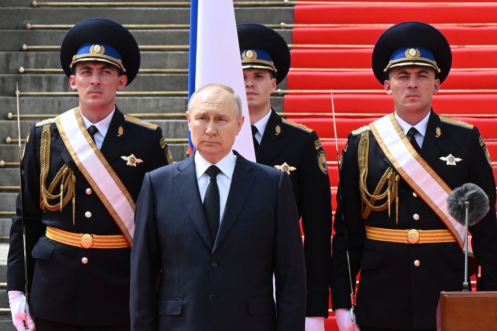Presiden Rusia Vladimir Putin saat berada di depan ribuan tentara Rusia di Kremlin, Moskwa, 27 Juni 2023, pascapemberontakan Kelompok Wagner. 