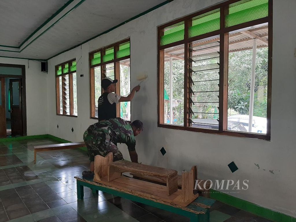 Warga bersama personel TNI tampak mengecat dinding Masjid Al Hidayah di Desa Wadas, Kecamatan Bener, Kabupaten Purworejo, Jawa Tengah, Sabtu (12/2/2022). Kegiatan pengecatan ini dilakukan sebagai bagian dari program bakti TNI tahun ini.