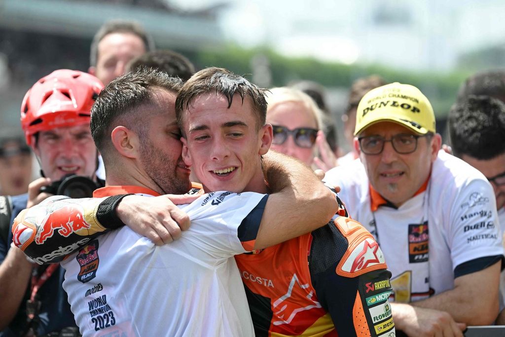 Pebalap tim Red Bull KTM Ajo, Pedro Acosta, melakukan selebrasi sebagai juara dunia Moto2 musim 2023 di Sirkuit Sepang, Malaysia, Minggu (12/11/2023). 