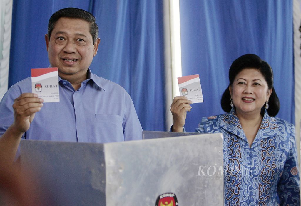 Kandidat presiden yang juga Presiden Susilo Bambang Yudhoyono bersama Ny Ani Yudhoyono menunjukkan surat suara kepada wartawan, sebelum dimasukkan ke dalam kotak suara di TPS 03, Sekolah Alam, Cikeas, Gunung Putri, Bogor, Rabu (8/7/2009). 