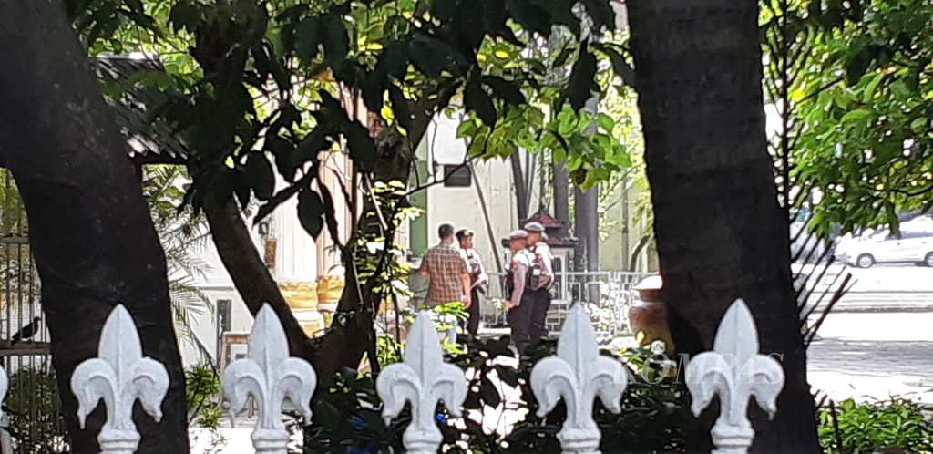 A number of police armed with long guns escorted KPK investigators who were inspecting the Sidoarjo Regent's official residence, Wednesday (31/1/2024).