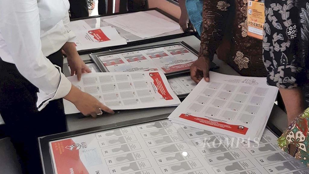 Petugas Komisi Pemilihan Umum memberi contoh beberapa desain surat suara yang akan digunakan pada Pemilu 2019 kepada perwakilan KPU kabupaten/kota serta KPU provinsi yang meluangkan waktu melihat-lihat pameran logistik pemilu yang menjadi bagian dari Rapat Koordinasi Nasional KPU di Ancol, Jakarta, Sabtu (17/11/2018). 