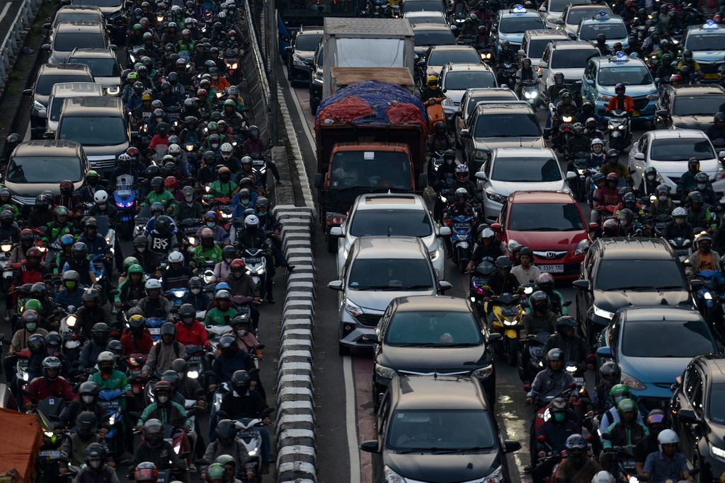 Deretan para pengendara sepeda motor saat terjebak kemacetan di Jalan Gatot Subroto, Jakarta Selatan, Selasa (9/5/2023). Pemerintah DKI Jakarta berencana mengatur jam kerja baru. Hal tersebut dilakukan untuk mengurai kemacetan yang selalu terjadi di Jakarta. Direktorat Lalu Lintas Polda Metro Jaya mencatat, 54 persen kemacetan terpusat pada jam sibuk, yakni pada pukul 06.00 hingga pukul 09.00 serta jam pulang kantor yaitu di atas pukul 15.00. Sepanjang Januari sampai Juni 2022 di Jabodetabek terdapat 22,23 juta kendaraan roda dua, 4,14 juta kendaraan roda empat, 344,600 kendaraan berat, dan 840,600 angkutan umum. 
