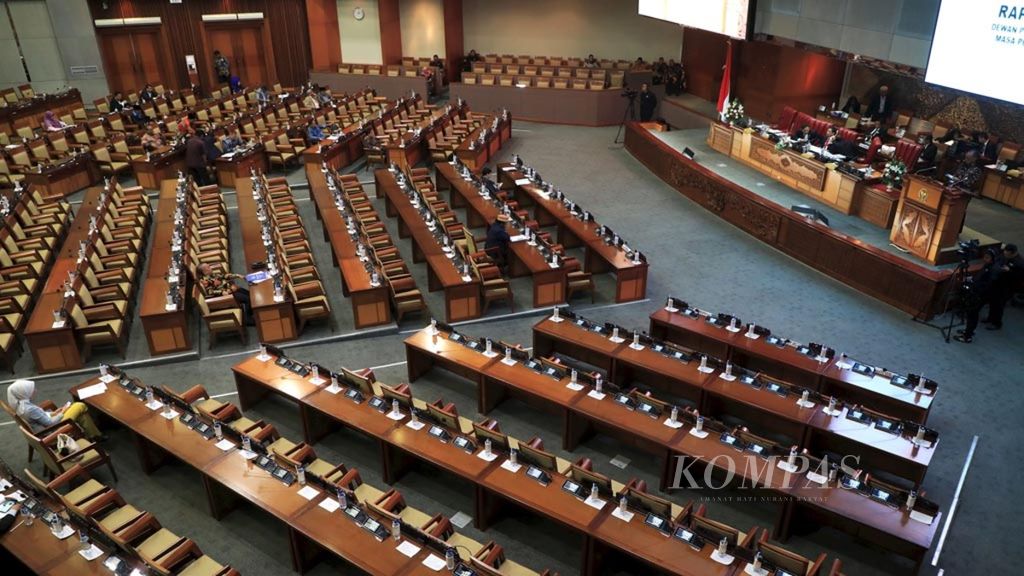 Kursi kosong mendominasi pemandangan saat Rapat Paripurna DPR di Kompleks Gedung Parlemen, Senayan, Jakarta, Selasa (3/9/2019). Agenda rapat paripurna tersebut antara lain pengambilan keputusan terhadap Rancangan Undang-Undang tentang Pekerja Sosial, pengambilan keputusan terhadap RUU Sumber Daya Air, serta penyampaian pendapat fraksi-fraksi dan pengambilan keputusan atas RUU tentang perubahan atas Undang-Undang Nomor 12 Tahun 2011 tentang pembentukan peraturan perundang-undangan.