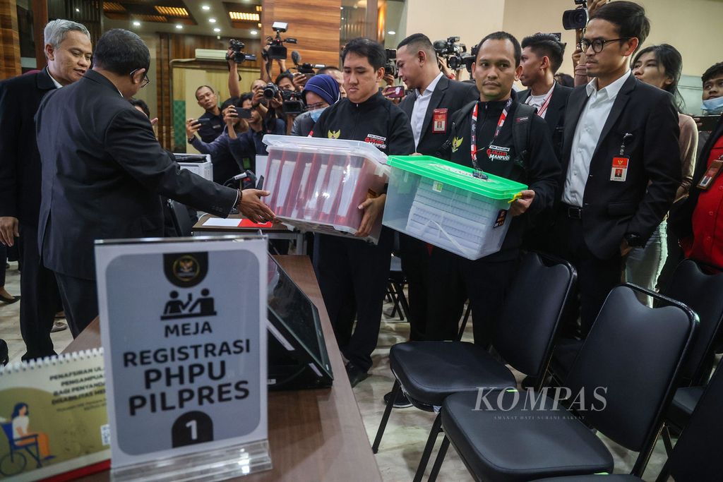 Tim hukum pasangan capres-cawapres, Ganjar Pranowo-Mahfud MD, membawa berkas saat pendaftaran perkara perselisihan hasil pemilihan umum di Mahkamah Konstitusi (MK), Jakarta, Sabtu (23/3/2024).