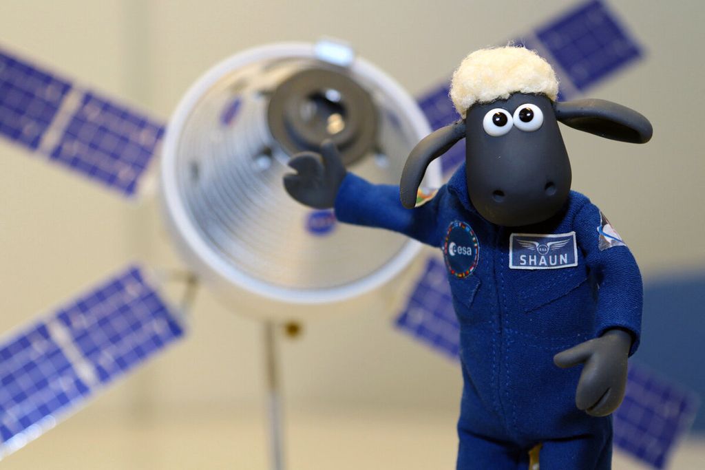Boneka domba Shaun The Sheep menjadi salah satu boneka yang ikut dalam misi uji Artemis 1 menuju Bulan pada 16 November 2022-11 Desember 2022. Boneka ini merupakan perwakilan dari Badan Antariksa Eropa (ESA) yang menjadi mitra Badan Penerbangan dan Antariksa Nasional AS (NASA) dalam misi Artemis 1.