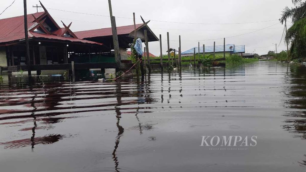 Banjir merendam permukiman warga di Jalan Arut Bawah, Kelurahan Palangka, Kota Palangkaraya, Kalimantan Tengah, Rabu (13/3/2024). Ratusan orang mengungsi. Banjir juga berdampak pada belasan ribu warga Kota Palangkaraya.