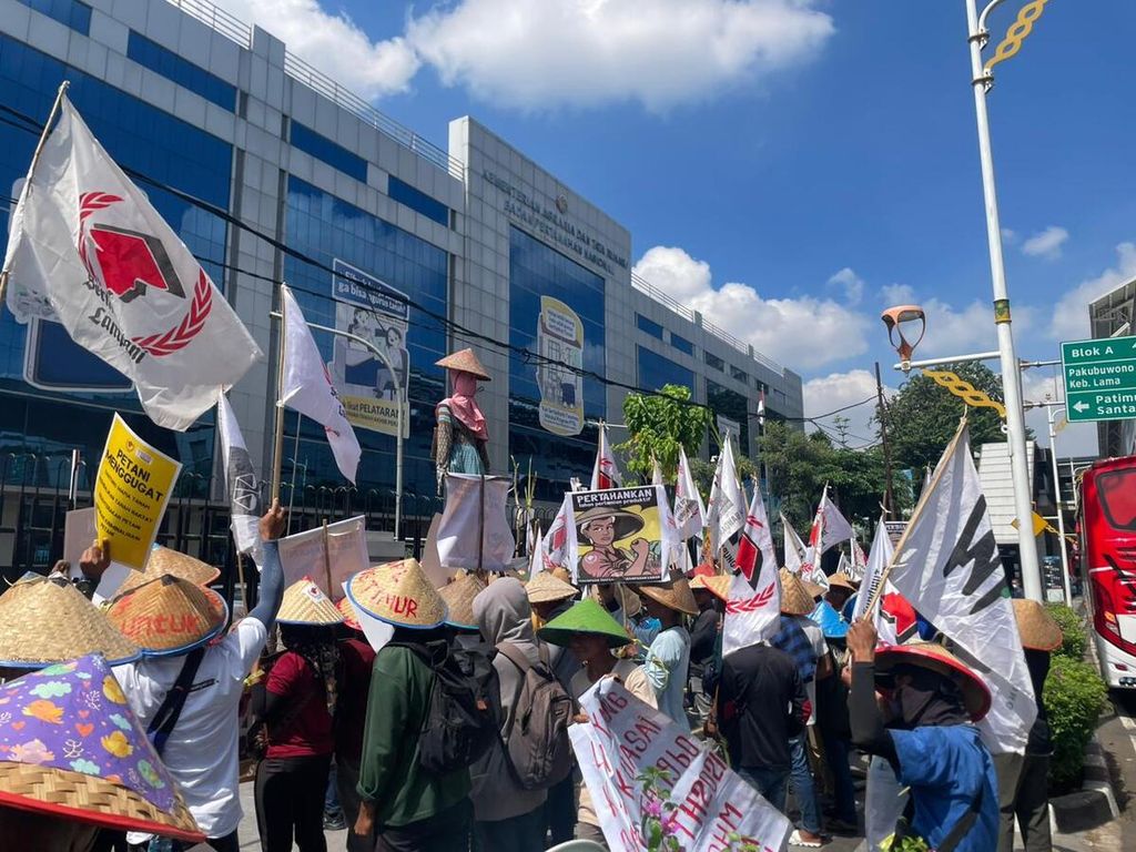 Ratusan petani yang tergabung dalam Serikat Petani Lampung didampingi Lembaga Bantuan Hukum Bandar Lampung berunjuk rasa di depan kantor Kementerian Agraria dan Tata Ruang/Badan Pertanahan Nasional, Jakarta, Rabu (26/6/2024). Mereka mengadu terkait konflik agraria di Lampung. 