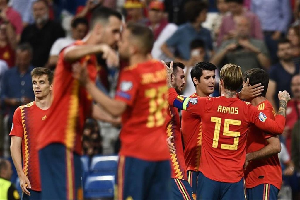 Para pemain Spanyol merayakan kemenangan atas Swedia pada kualifikasi Piala Eropa di Stadion Santiago Bernabeu, Madrid, Selasa (11/6/2019), dengan skor 3-0. Meskipun menang telak, permainan Spanyol masih belum padu terutama dalam penyelesaian akhir.