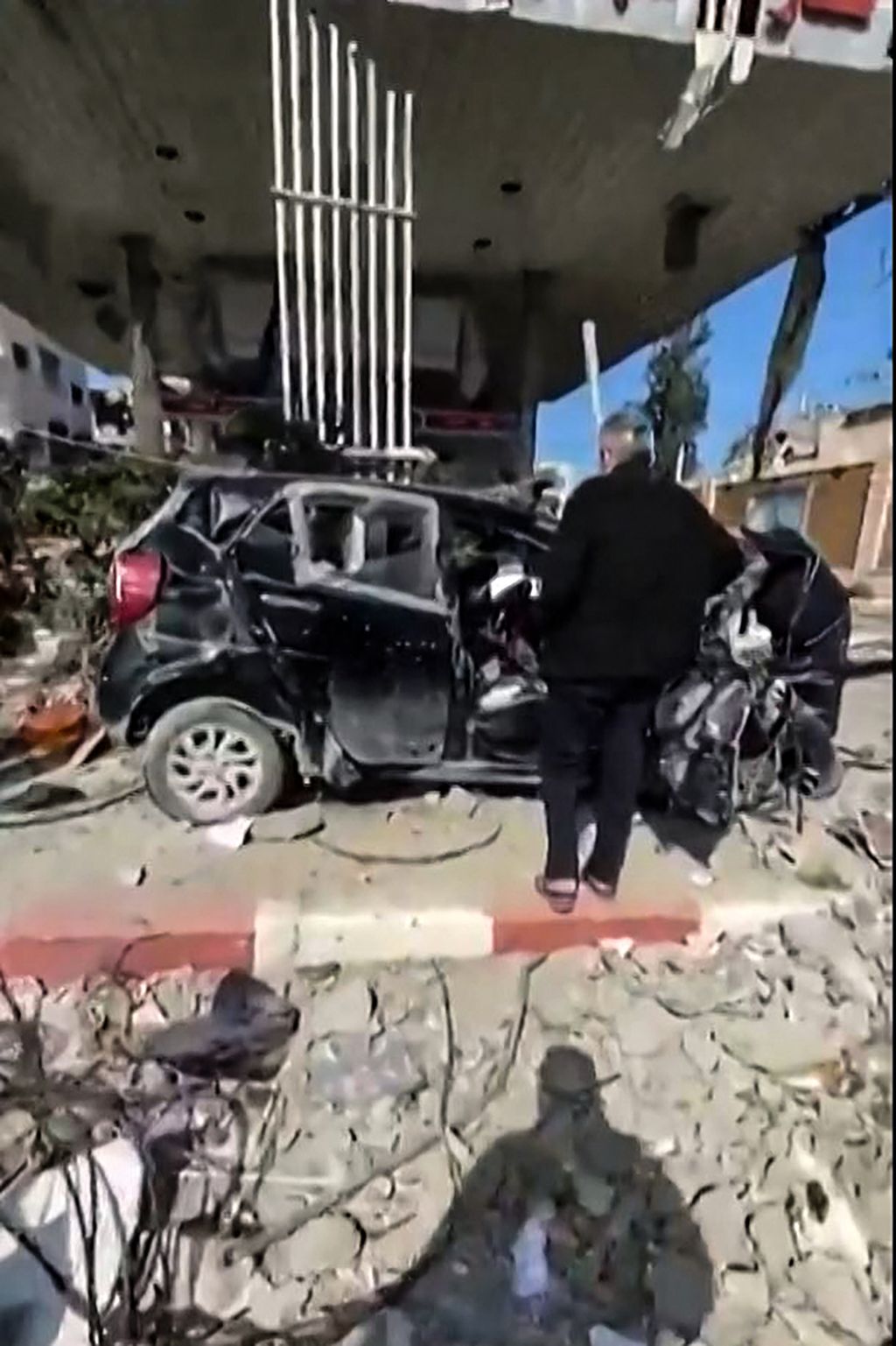 Foto tangkapan gambar atas video yang disediakan oleh Bulan Sabit Merah Palestina (PRCS) pada 10 Februari 2024 ini menunjukkan mobil tempat Hind Rajab (6) ditemukan tewas bersama lima kerabatnya.  